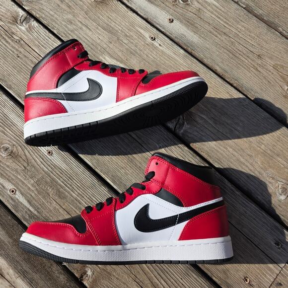 Nike Air Jordan 1 Mid "Chicago Toe" - Picture 3 of 8